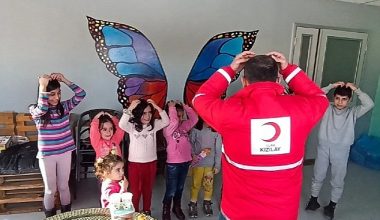 Kızılay’ın Psikososyal Destek Ekipleri Ruhsal Travmalara Karşı Bölgede Psikolojik İlk Yardım Veriyor