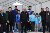 Depremzede çocuklar başpehlivanları tuş etti