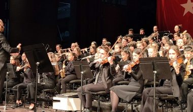 Gençlik orkestramız şehitler için sahnede