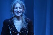 Zerrin Tekindor'un tek kişilik performansı “TOZ"   ENKA Sanat'ta