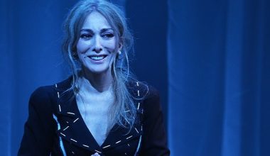 Zerrin Tekindor'un tek kişilik performansı “TOZ"   ENKA Sanat'ta