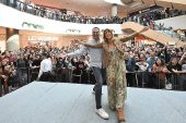 Ali Sunal ve Doğa Rutkay 'Hava Muhalefeti' filmi için İzmir'de seyirci ile buluştu