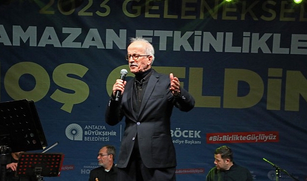 Antalya Büyükşehir Belediyesi'nin Karaalioğlu Parkı'nda düzenlediği Ramazan etkinlikleri kapsamında usta sanatçı Sami Özer, Tasavvuf Müziği konseri verdi