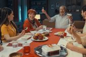 Erdal Özyağcılar Ailesiyle Birlikte İlk Kez Reklam Filminde