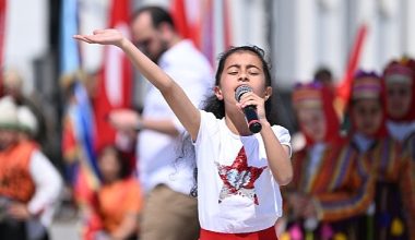 Kartepe Kent Meydanı'nda 23 Nisan Coşkusu