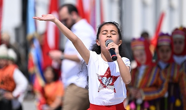 Kartepe Kent Meydanı'nda 23 Nisan Coşkusu