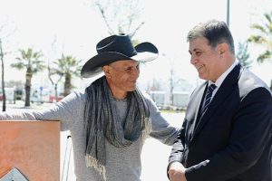 Meksikalı Roberto Depremdeki İzlenimlerini Karşıyaka'da Resmetti