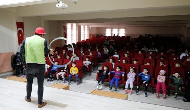 Nevşehir Belediyesi, deprem bölgesinden Nevşehir'e gelen çocuklara özel olarak okullarda yaptığı etkinliklerini sürdürüyor