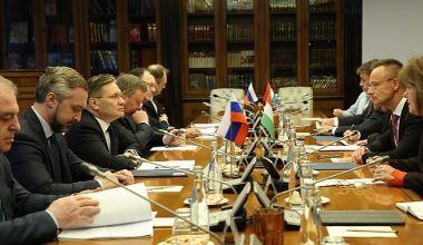 Rosatom Genel Müdürü Likhachev, Macaristan Dışişleri ve Dış Ticaret Bakanı Péter Szijjártó ile görüştü