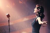 The Marvelous Mrs. Maisel Dizisinin 14 Nisan'da Prime Video'da Yayınlanan Beşinci ve Final Sezonunun Resmi Fragman ve Görselleri Paylaşıldı