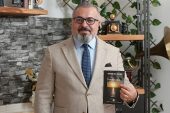 Ünlü türkücü Abdurrahman Delen, “Şairin Dilinden” adlı ilk kitabının gelirlerini depremzedelere bağışlayacak