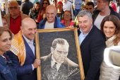 Alaçatı Ot Festivali'nde Tunç Soyer'e mozaik Atatürk Portresi