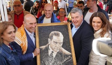 Alaçatı Ot Festivali'nde Tunç Soyer'e mozaik Atatürk Portresi