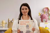Beren Saat depremden etkilenen çocuklar için kitap okudu
