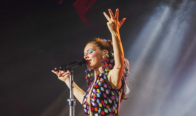 Bostancı'da Nil Karaibrahimgil Rüzgarı Rengarenk Gece