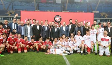 Futbolseverler Mersin'de Depremzedeler İçin Omuz Omuza Verdi