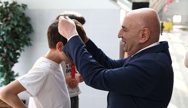 Genç Yüzücüler Madalyalarını Başkan Altınok'tan Aldı