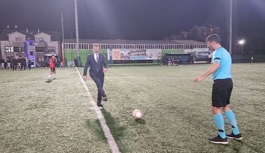 Gölcük Belediyesi'nin futbol tutkunlarını bir araya getirdiği, centilmenlik anlayışıyla maçların gerçekleşeceği 22. Geleneksel Futbol Turnuvası başladı