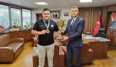 Gölcük'ün Gururu Akman'dan Başkan Sezer'e Ziyaret