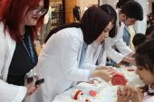 İzmir'in Balçova İlçesindeki Öğrenciler Dokuz Eylül Üniversitesi Diş Hekimliği Fakültesiyle Ağız ve Diş Sağlığına Kavuşuyor