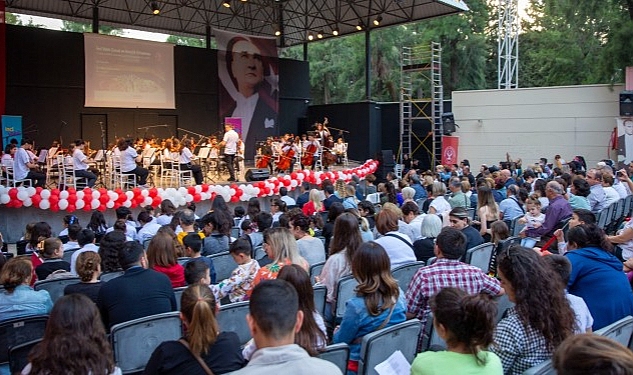 İzmirliler, İnci Vakfı Çocuk ve Gençlik Orkestrası'yla 19 Mayıs coşkusunu dolu dolu yaşadı