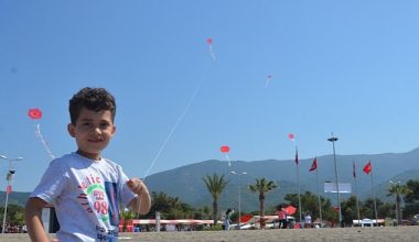 Menderes'in Uçurtmaları Bu kez Samandağlı Çocuklar için Göklerde… Menderes'in Uçurtmaları Bu kez Samandağlı Çocuklar için Göklerde…