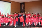 Minik Yüreklerde Solo ve Koro Performansı