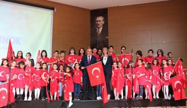 Minik Yüreklerde Solo ve Koro Performansı