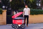 Yemeksepeti'nin Yemek Teslimat Robotu YEBO, Caddebostan Sokaklarına Döndü!