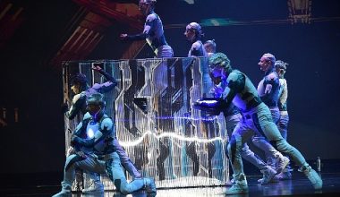 Andy Show'un Cosmos Theatre'daki Dünya Prömiyeri izleyenleri büyüledi