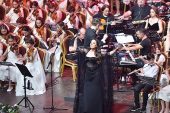Aşkın Nur Yengi ve Bilfen Filormoni Orkestrası sahne aldı
