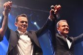 Başkan Özyiğit, depremzede öğrenciler için “Islak Islak" şarkısını seslendirdi