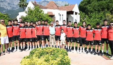 Başkan'dan şampiyon takıma kahvaltı