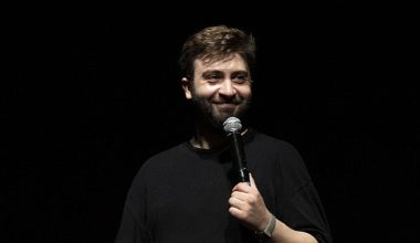 Baturay Özdemir “Biraz Daha" stand-up gösterisi ile haziran ayı boyunca sahnede