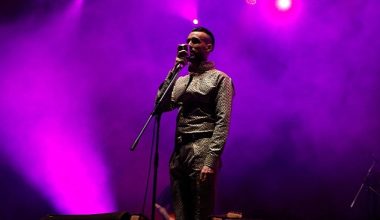 Cem Adrian'dan Duygu Yüklü Bir Sahne Performansı