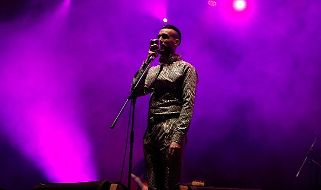 Cem Adrian'dan Duygu Yüklü Bir Sahne Performansı