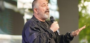 Cem Yılmaz YBY Woods Gençlik Festivali'nde Hem Sanata Hem Kahkahalara Doyurdu