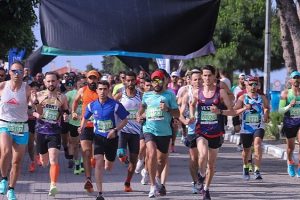 Ege'nin incisi Çeşme'de düzenlenen Salomon Çeşme Yarı Maratonu'nda birinciler belli oldu