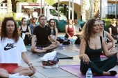 Karşıyaka'da en uzun güne yoga ile başladılar