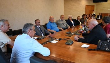 Kemer Belediyesi Gönüllü Halk Korosu'ndan Başkan Topaloğlu'na teşekkür ziyareti