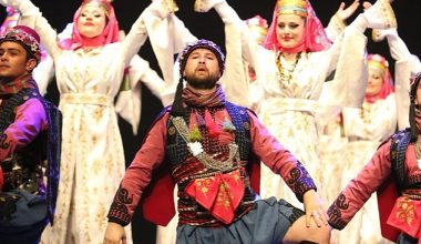 Nilüfer Halk Dansları Topluluğu “Nirengi" ile büyüledi Nilüfer Halk Dansları Topluluğu “Nirengi" ile büyüledi