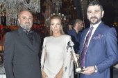 Semih Sarıalioğlu ödülünü ünlülerle kutladı