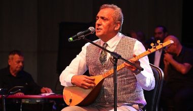 Âşık Veysel'in türküleri Yavuz Bingöl tarafından Kocaeli'de seslendirildi
