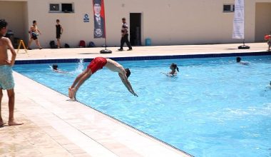 Aydın Büyükşehir Belediyesi'nden Karacasulu çocuklara karne hediyesi