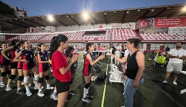 Bayraklı'da voleybol şenliği