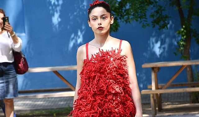 Ege Üniversitesi Moda ve Tasarım Yüksekokulunun ilk mezunlarından moda şovu