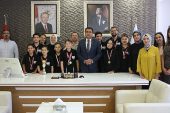 Kazandıkları kupayı İl Milli Eğitim Müdürlüğüne Hediye Ettiler