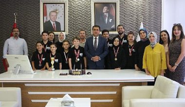 Kazandıkları kupayı İl Milli Eğitim Müdürlüğüne Hediye Ettiler