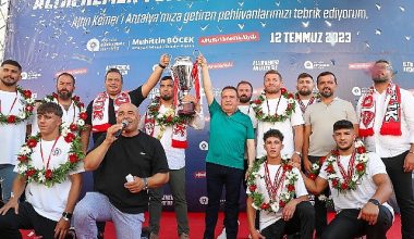 Kırkpınar Başpehlivanı Yusuf Can Zeybek'e coşkulu karşılama