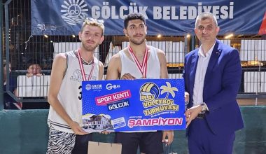 Plaj voleybolu turnuvası çekişmeli müsabakalar ile tamamlandı 